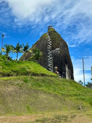 エル・ペニョールの象徴的な高さを征服する