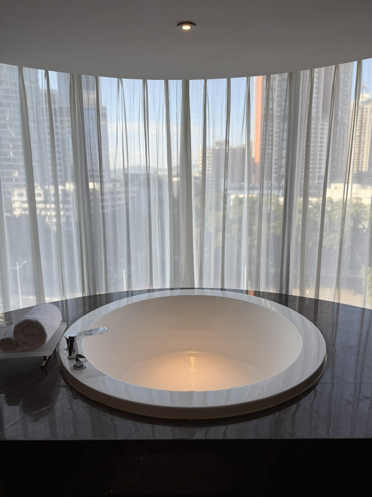 A perfect accommodation experience

The hotel room on this trip was full of surprises, with the most remarkable feature being the excellent sense of space—there was not a hint of crowding or constraint. The bed, sofa, and washing area were arranged thoughtfully, leaving ample room to move around. Even with two people, it was easy to navigate the space, and the abundant natural light made the entire room bright and airy.

The highlight of the room was undoubtedly the double round bathtub by the window. With its elegant design and generous size, it comfortably accommodated two people without feeling cramped. The hotel also offered a paid bubble bath option (an additional $28), which made for an enjoyable and indulgent soak.

Additionally, the bedding was soft, the bathroom featured a dry and wet separation design, and the amenities were comprehensive and considerate. The perfect combination of spaciousness and a therapeutic bathtub made this stay exceed all expectations. I will definitely choose this place again next time.