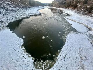 หากคุณฝันถึงการเดินทางผ่านดินแดนมหัศจรรย์ที่ปกคลุมไปด้วยหิมะและสำรวจทิวทัศน์ธรรมชาติอันน่าทึ่ง อุทยานแห่งชาติวิลเลียมเลคในเมืองมอร์ตันนั้นคุ้มค่าที่จะเพิ่มลงในรายการท่องเที่ยวแคนาดาของคุณอย่างแน่นอน! เส้นทางนี้มอบความสงบเงียบห่างไกลจากเมืองใหญ่ พระอาทิตย์ตกดินที่สวยงามเหนือหุบเขา ท้องฟ้าสีแดงฉาน ภูเขาที่ปกคลุมด้วยหิมะอันงดงาม แม่น้ำเฟรเซอร์ที่ใสสะอาด และสะพานรูดี้ จอห์นสัน รวมถึงน้ำค้างแข็งที่ดูราวกับเวทมนตร์ มอบประสบการณ์ฤดูหนาวที่แตกต่างอย่างสิ้นเชิงให้กับนักท่องเที่ยว

