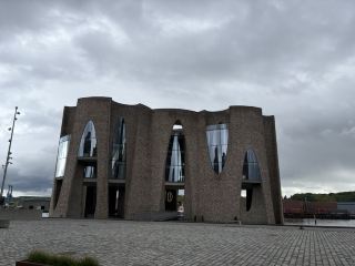 デンマークのFjordenhus：フィヨルドに溶け込む芸術的建築の傑作。