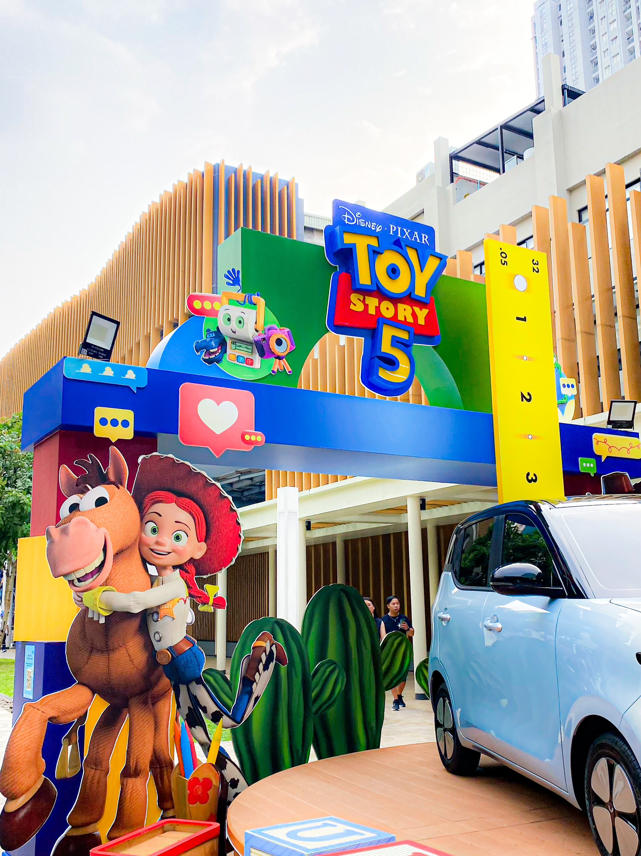 Tempat wajib di Jakarta saat ini adalah event imersif Disney and Pixar’s Toy Story 5: Ready, Set, Play! di Central Park Mall, Serunya lagi, masuk ke area ini gratis tanpa tiket!
Berlokasi di Laguna Atrium (GF) dan Tribeca Park, kamu bisa masuk ke dunia Bonnie, berfoto di instalasi estetik kamar mainan, hingga menikmati keseruan zona interaktif bertema Disney Adventure. Ada juga spot retail eksklusif kolaborasi Miniso dengan pertunjukan Giant Sky Screen yang ikonik.
Cocok banget untuk berburu konten visual yang aesthetic tanpa biaya masuk. Jangan sampai kelewatan!
