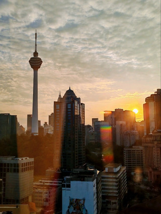 Nikmati pemandangan cakrawala KL yang spektakuler dengan suasana ceria dan muda di Moxy Kuala Lumpur Chinatown 🏙️✨