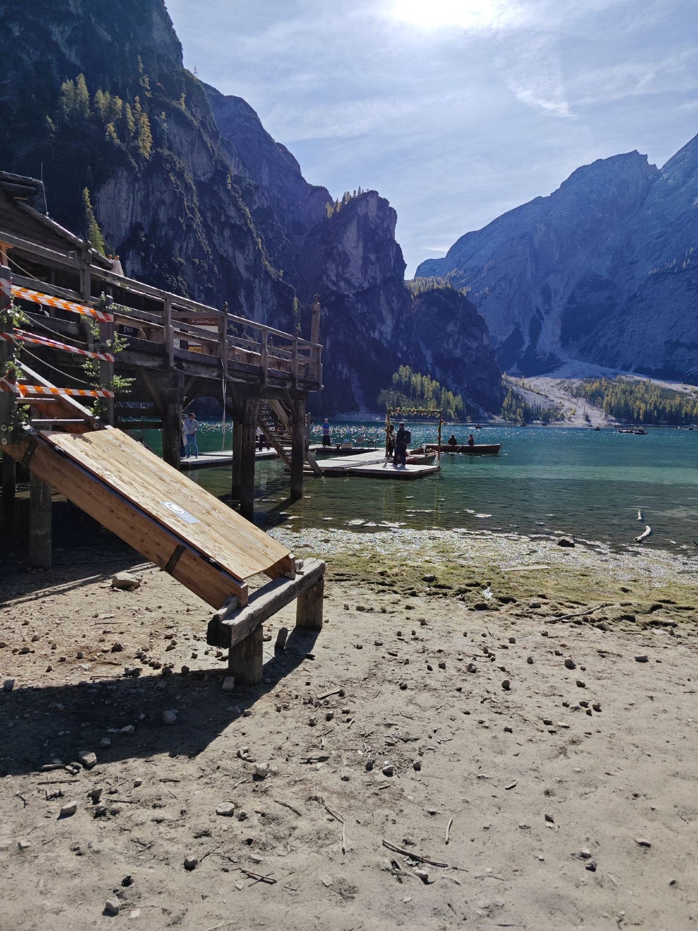 Hồ Braies, hay Pragser Wildsee trong tiếng Đức, là một trong những hồ đẹp và nổi tiếng nhất ở dãy Dolomites phía bắc nước Ý. Hồ được mệnh danh là "Viên ngọc của Dolomites" nhờ làn nước trong xanh như ngọc bích phản chiếu vẻ đẹp hùng vĩ của dãy núi đá vôi Croda del Becco. Điểm nổi bật của hồ bao gồm những cầu tàu bằng gỗ duyên dáng và những chiếc thuyền chèo cổ, biến nơi đây thành một địa điểm chụp ảnh nổi tiếng thế giới.

Các hoạt động không thể bỏ lỡ:
Chèo thuyền quanh hồ: Một chuyến chèo thuyền 30 phút có giá €50 và có thể chứa tối đa 5 người. Đây là một mức giá tuyệt vời; cho 5 người, chỉ €10 mỗi người, và bạn thậm chí còn được tặng hai nam châm lưu niệm miễn phí (nếu mua ngoài sẽ có giá €10 mỗi chiếc). Chèo thuyền thực sự là một trải nghiệm không thể bỏ lỡ, mang đến một khung cảnh và những bức ảnh đẹp khác biệt so với việc đi bộ quanh hồ.

Đi bộ vòng quanh hồ: Một con đường mòn đi bộ tự nhiên dài khoảng 3,6 km, vòng quanh hồ. Đây là một chuyến đi bộ thư thái kéo dài khoảng 1,5-2 giờ. Nên đi bộ theo chiều ngược kim đồng hồ để tránh đoạn xuống dốc hiểm trở. #lagodibraies #dolomites