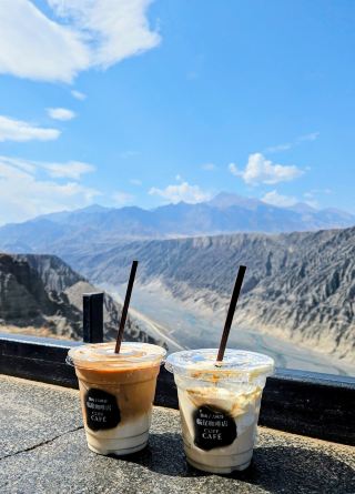 [First Stop in Southern Xinjiang] Dushanzi Grand Canyon Guide: Beyond Stunning Views, Check Out the Ultra-Chill CLIFF CAFÉ!