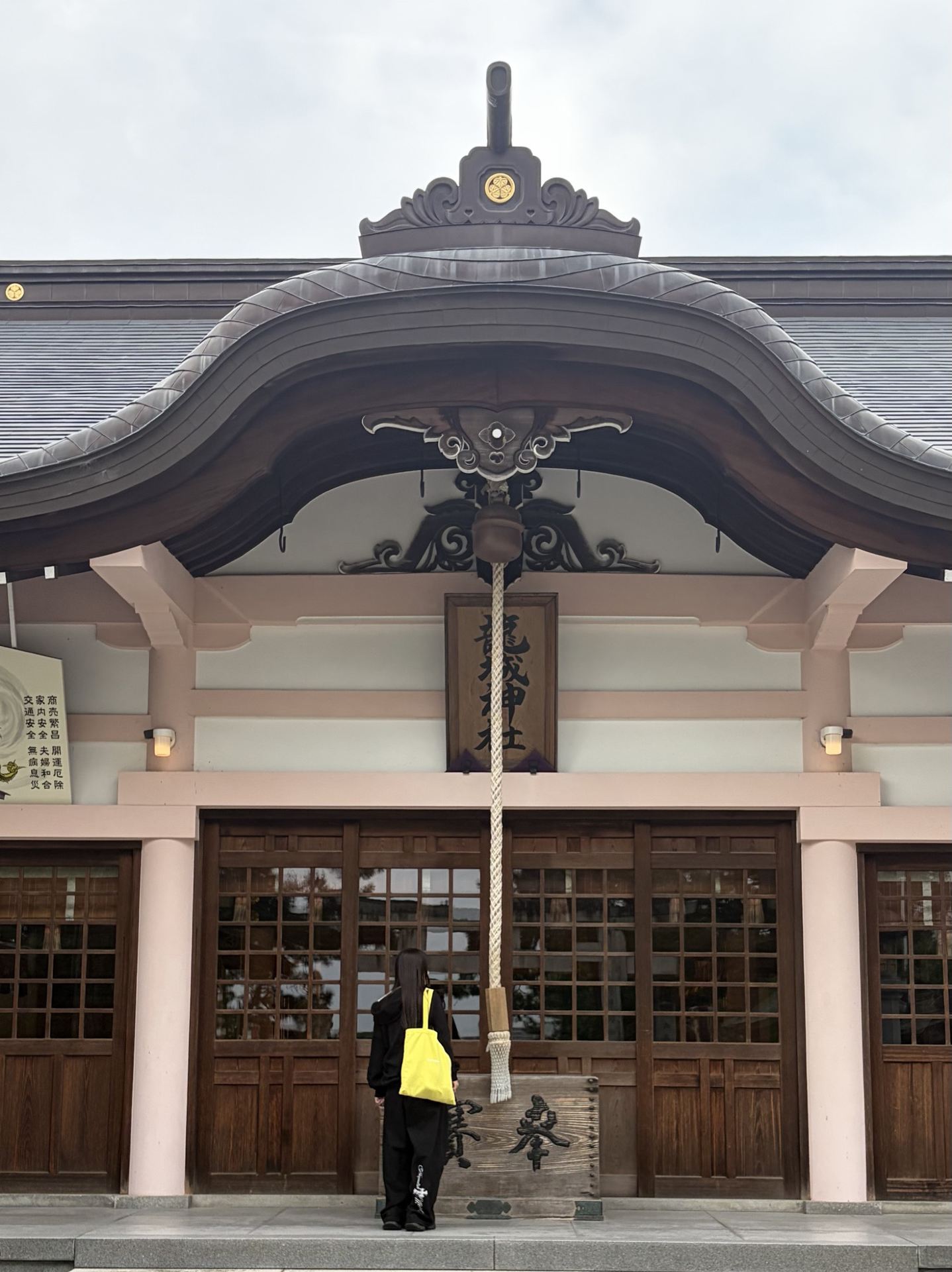 [Okazaki Sightseeing] A historic shrine with a view of the castle.