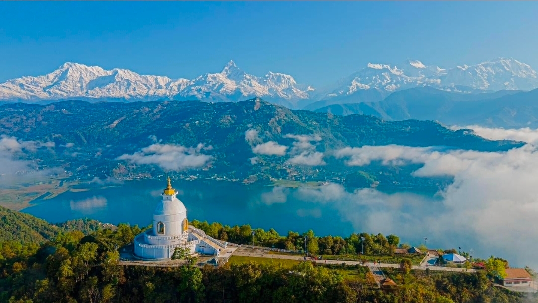 🏔️ Покхара, Непал — Рай на Земле 🇳🇵✨

Некоторые места настолько прекрасны, что их трудно описать словами, и Покхара — одно из таких волшебных мест. Окруженная величественными Гималаями, спокойными озерами, пышными зелеными холмами и захватывающими дух пейзажами, Покхара — это настоящая мечта для любителей природы. 💙

Потрясающая красота озера Пхева, в котором отражается горный хребет Аннапурна, создает идеальную картину. От наблюдения за золотым восходом солнца над Гималаями в Сарангкоте до наслаждения панорамными видами с Пагоды Мира — каждый уголок Покхары дарит незабываемые впечатления.

Любители приключений могут заняться парапланеризмом над долиной, покататься на лодке по спокойному озеру или исследовать красивые водопады и скрытые природные сокровища. С наступлением вечера прибрежная зона становится прекрасным местом для отдыха и наслаждения мирной атмосферой.

Покхара — это больше, чем просто место отдыха. Это прекрасное сочетание волшебства гор, природного спокойствия и незабываемых впечатлений от путешествия. Если бы небеса имели вид на Земле, Покхара, возможно, была бы одним из его самых близких отражений. 🌿☁️

✨ Покхара, Непал — место, где горы касаются неба, а душа обретает покой.

Хотели бы вы просыпаться с этим захватывающим дух видом на Гималаи? ❤️

#pokhara #nepal #visitnepal #himalayas #phewalake #sarangkot #mountainviews #travelmoments #naturelovers #beautifuldestinations #naturalwonders #travel #travel2026