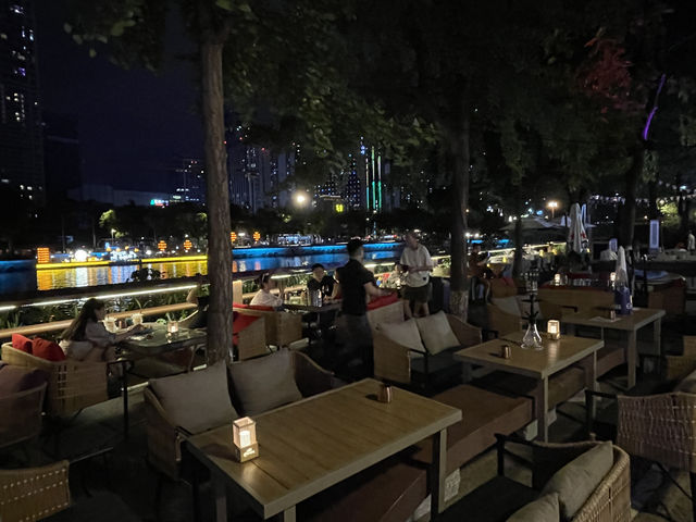 白天的茶樓、夜晚的酒吧、九眼橋酒吧街的節奏