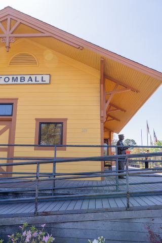 สถานีรถไฟ Tomball Railroad Depot: บริเวณสถานี, นิทรรศการรถไฟจำลอง และนิทรรศการรถไฟจำลองในตู้รถไฟโบราณ (Caboose)