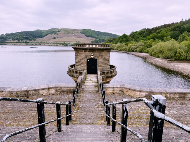 🚞💧 Manchester to Ladybower Dam: A Scenic Reservoir Day Trip