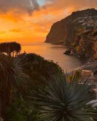 Magical Moments at Câmara de Lobos: Capturing the Beauty of a Breathtaking Sunset! 🌅📸