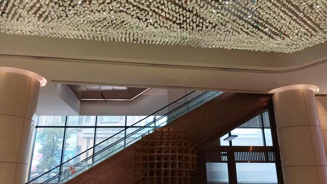 Foshan DeLai Hotel with rare high-rise pool restaurant
