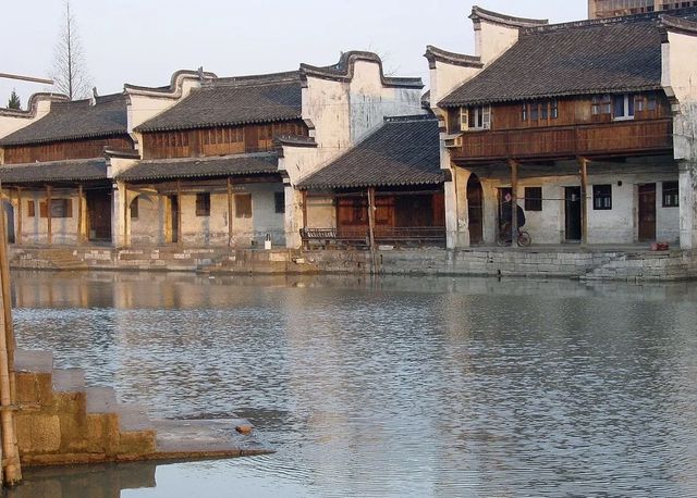 浙江一座古鎮，至今完好地保存著宏大的明清古建築群，國內罕見
