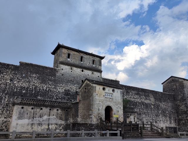 仁化石塘古村，村頭城堡堅固勝過碉樓