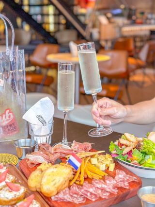 최고의 복사본은 로맨틱한 작은 술집에 숨어 있습니다‖JOY BREW