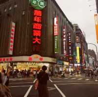 臺北必去景點西門町在人潮洶湧中看臺北街頭繁華