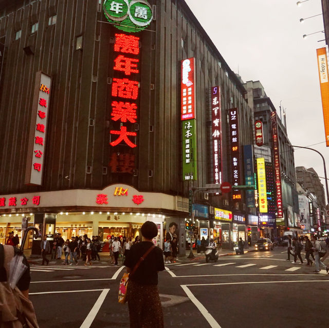 臺北必去景點西門町在人潮洶湧中看臺北街頭繁華