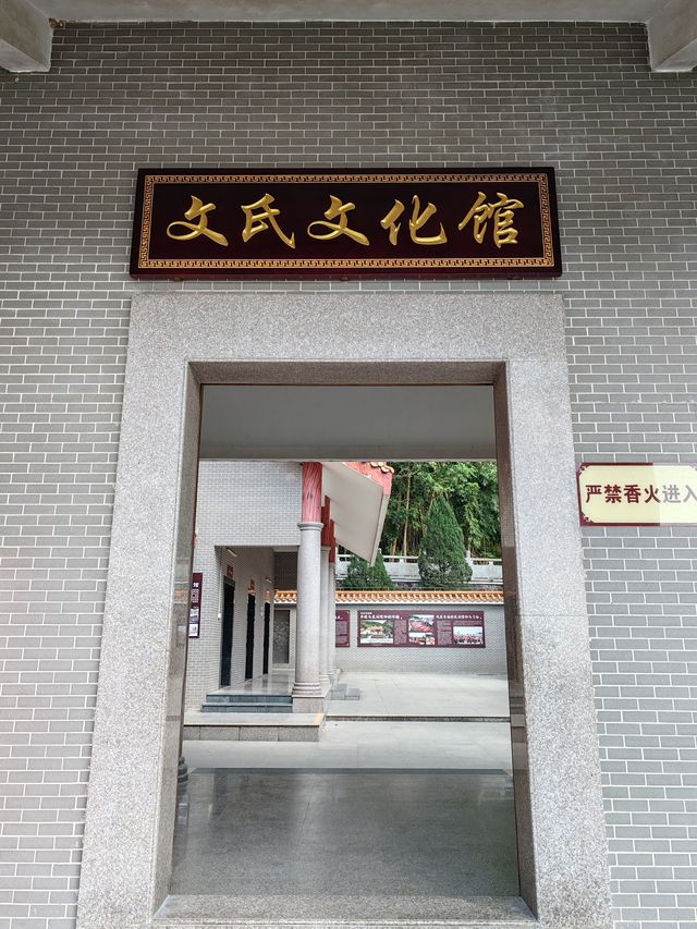 攀登深圳十峰之一的鳳凰山