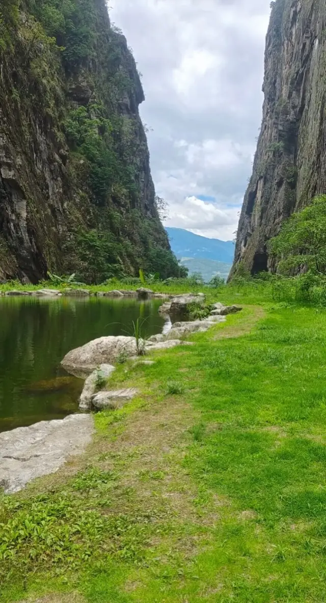 Cangshan Stone Gate Pass in Dali is a must-visit hidden gem that is definitely worth the trip!!