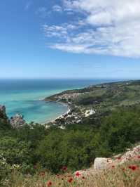 🌊💙 Simeiz: A Gem of Turquoise Sea and Scenic Trails 🌿📍