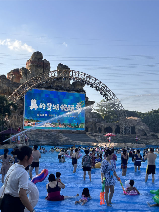 不准你們錯過這個水上樂園越夜越嗨