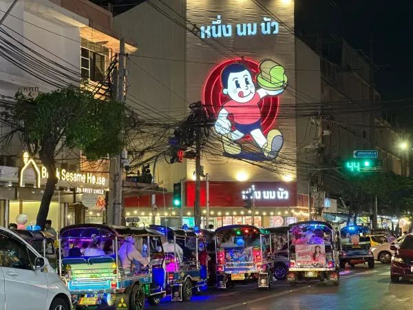 曼谷週末夜市探險 🌟