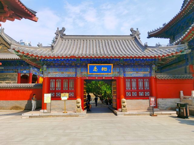 探索千年古寺。