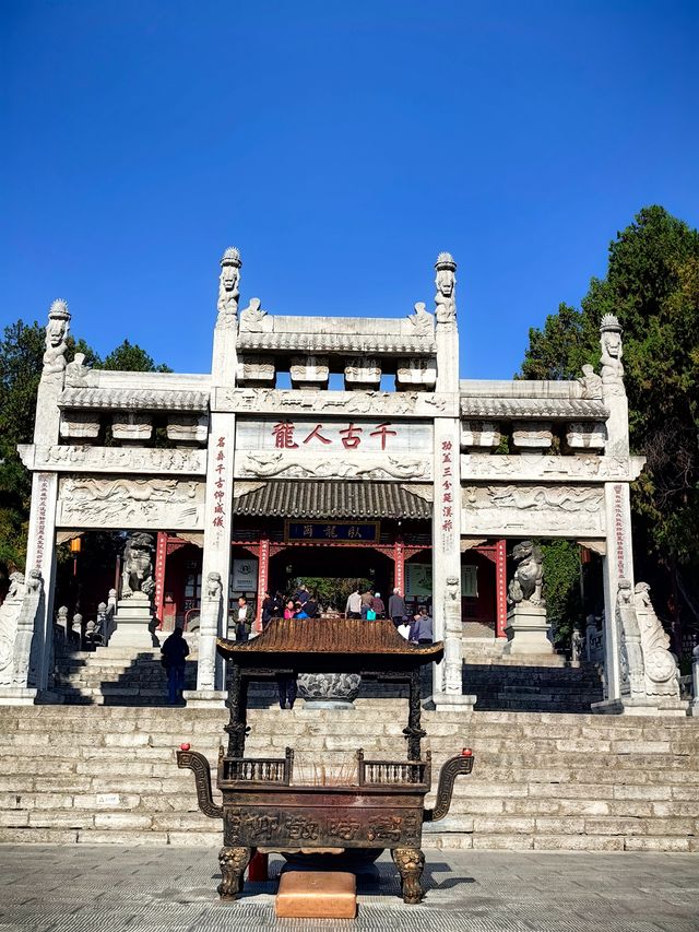 臥龍岡武侯祠。