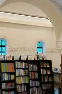 教堂改建的咖啡書店有點酷。