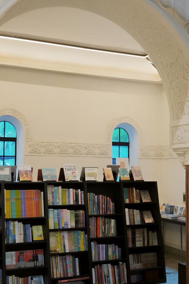教堂改建的咖啡書店有點酷。