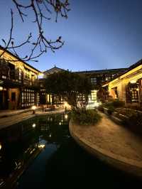 束河這家民宿韻味十足，夜景出片，寂靜的氛圍感十足！