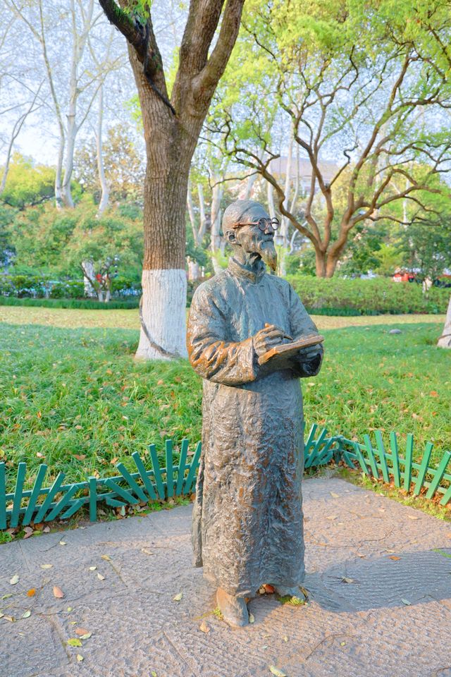 杭州「最美轉角」，盡頭似海，兩側樹木遮天