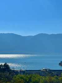 住進大理油畫懸崖海景民宿，包攬整個洱海