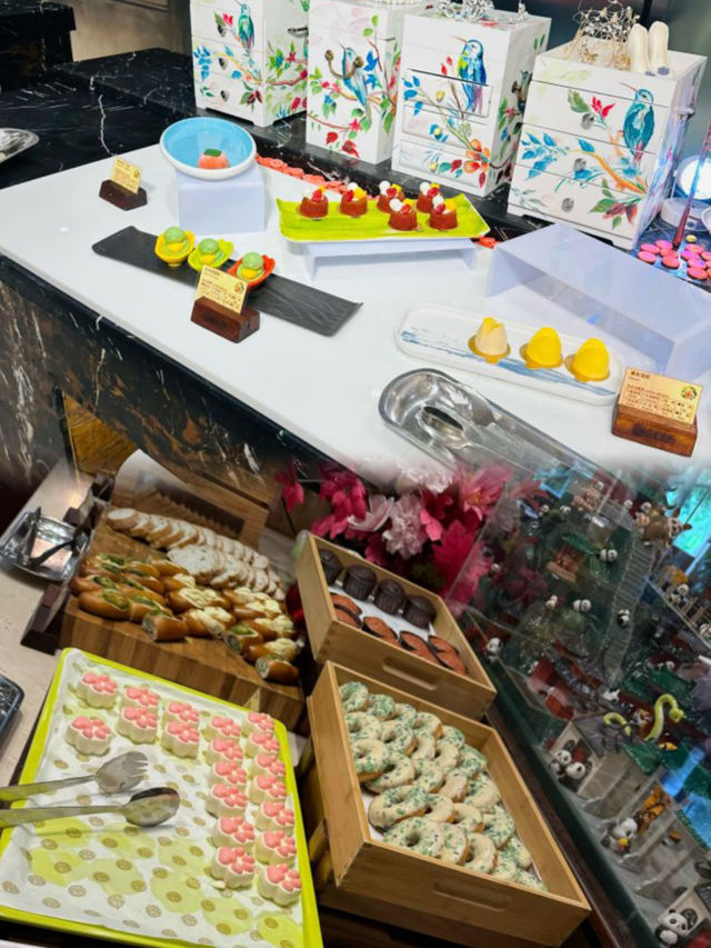 酒店地處繁華地段，鄰近多個旅遊景點，親子度假首選之地