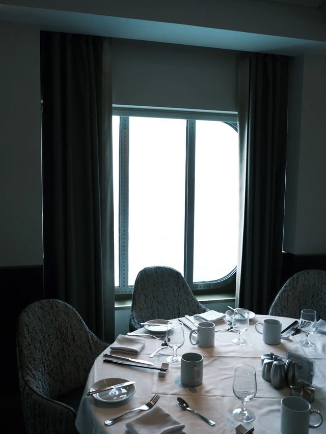📸 Caught some empty shots on a fully booked cruise with 5,200 people on board?