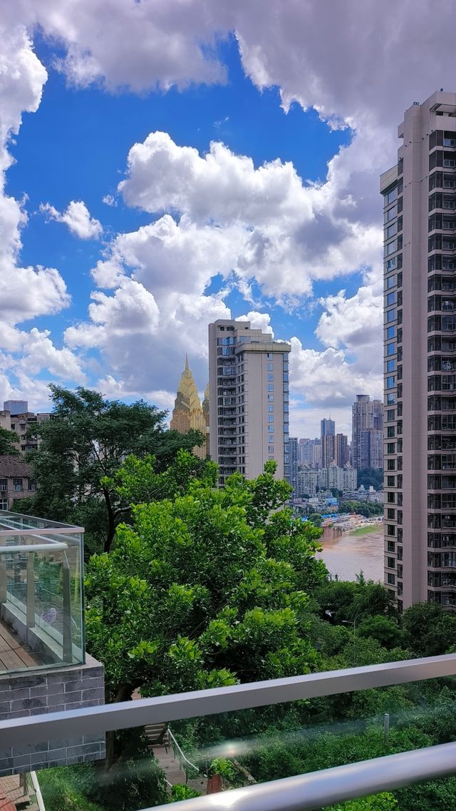 愜意時光坐喺陽台就能獨享半山江景