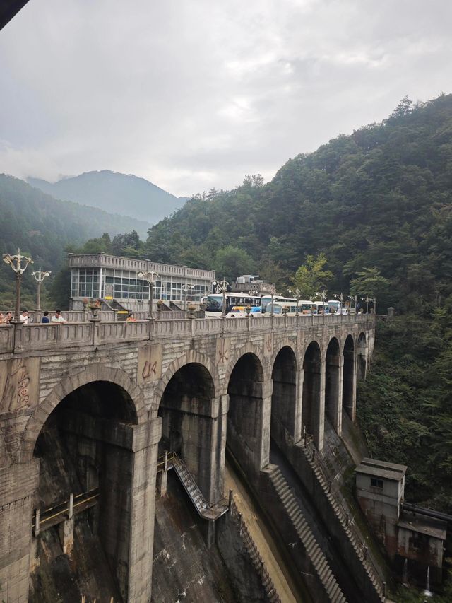 廬山，這座被譽為「人文聖山」的避暑勝地，正靜靜等待你的到來。讓人完全沉浸於它的詩意與清涼。 行程安