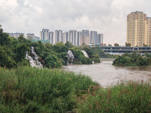 雨後仙境！昆明瀑布公園的秋日限定風景