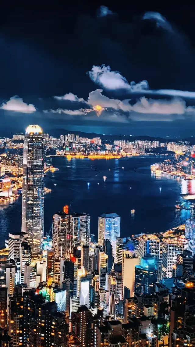 Million-dollar night view, free to watch for one minute! The legendary photo spot at Victoria Peak, Hong Kong.