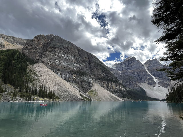 加拿大雙湖一日遊｜路易斯湖划船+偶遇小熊！小費&觀熊攻略都在