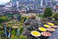 芙蓉鎮真的是把「人間煙火+國風浪漫」焊在骨子裡