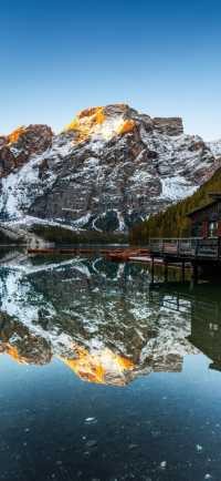 霜染亞布力：楓林藏小徑，暖居枕秋聲