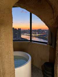 解放碑酒店天花板 體驗洞穴風江景浴缸!