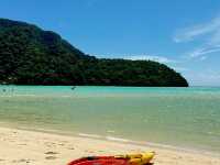 海水藍得直戳心巴,清透質感遠勝一日遊匆匆打卡,沉浸式看海才夠