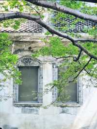 唐代楊氏家族在此修建的橋樑，連接南北，成為古鎮的象徵