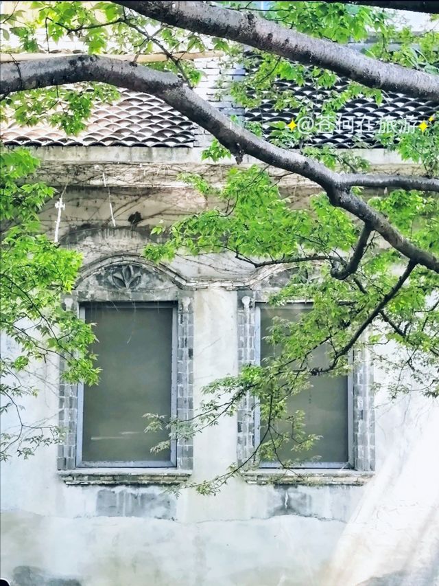 唐代楊氏家族在此修建的橋樑，連接南北，成為古鎮的象徵