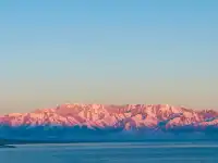 賽里木湖冬日限定粉色雪山