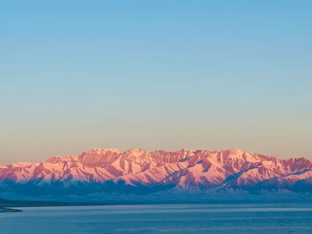 賽里木湖冬日限定粉色雪山 賽里木湖冬日限定粉色雪山