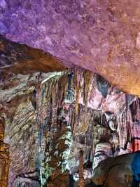 踏入這片地下溶洞,彷彿一腳踩進了億萬年的時光長河裡。抬眼望去,嶙峋的鐘乳石從穹蒼垂落,似冰柱、似玉石柱