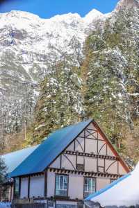 秋末初冬的海螺溝,是雪與金黃交織的雙重浪漫 原來季節的交界,可以這麼好看。 冬日的海螺溝是銀裝