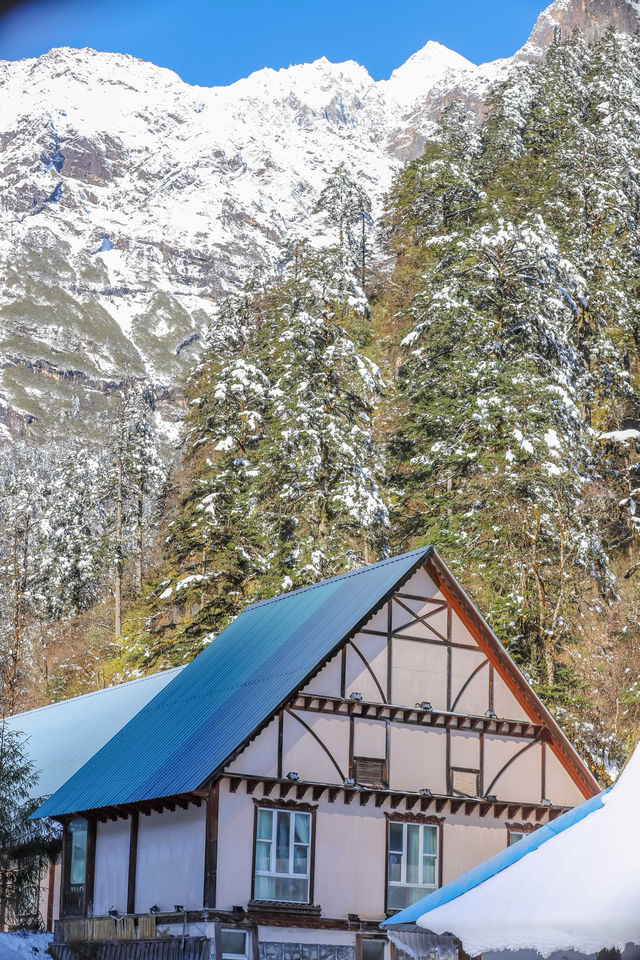 秋末初冬的海螺溝,是雪與金黃交織的雙重浪漫 原來季節的交界,可以這麼好看。 冬日的海螺溝是銀裝 秋末初冬的海螺溝,是雪與金黃交織的雙重浪漫 原來季節的交界,可以這麼好看。 冬日的海螺溝是銀裝